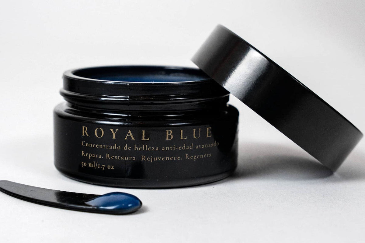 ROYAL BLUE aplicado en la palma de la mano